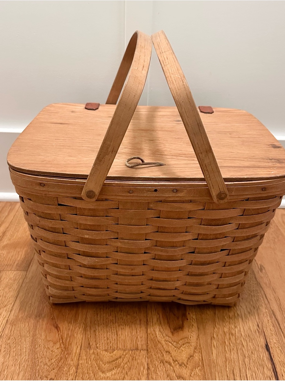 LONGABERGER XL Woven Picnic Basket Wooden Lid & Handles in Natural Tan Brown